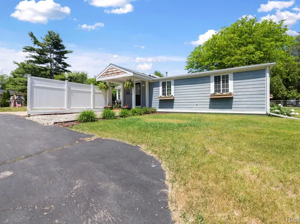 1570 Tamson St, West Bloomfield, MI 48324