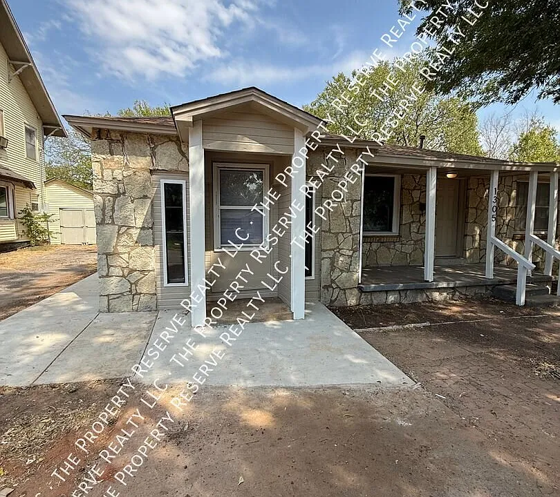1305 W Ash Ave