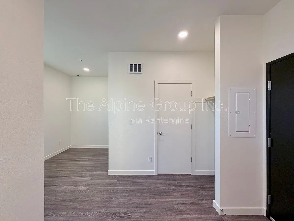 Building Photo - 1524 NE 40th Ave #302