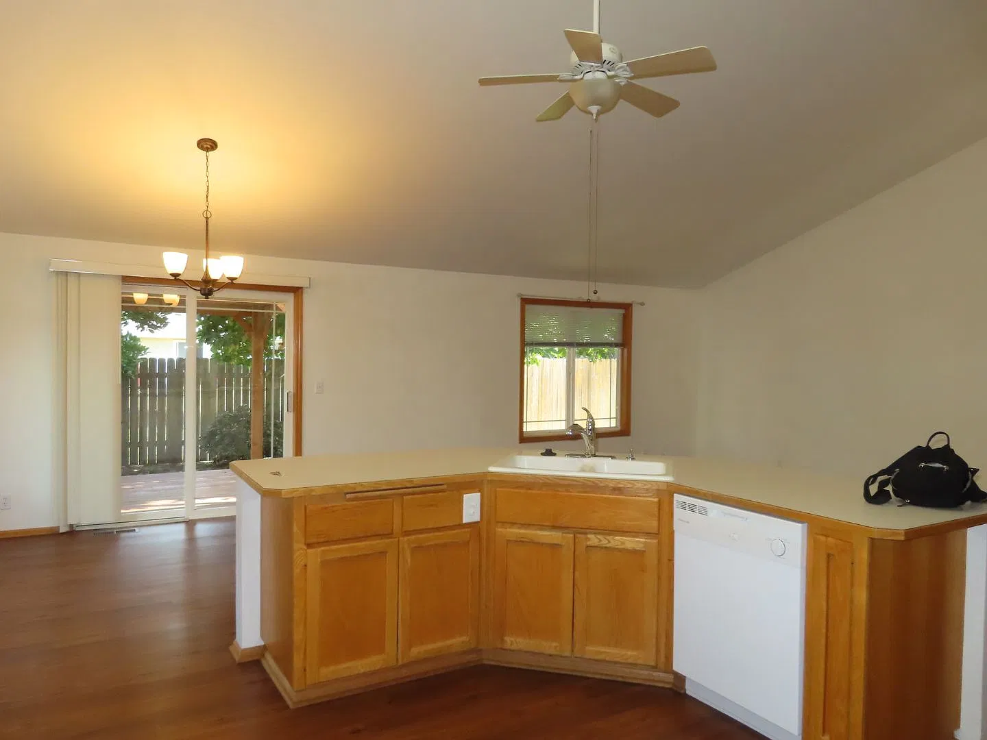 3 Bed, 2 Bath Home with 2-Car Garage & Covered Deck Santa Clara, Eugene — Photo 3
