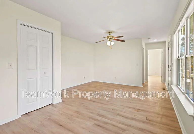 131 Boone St — Photo 8