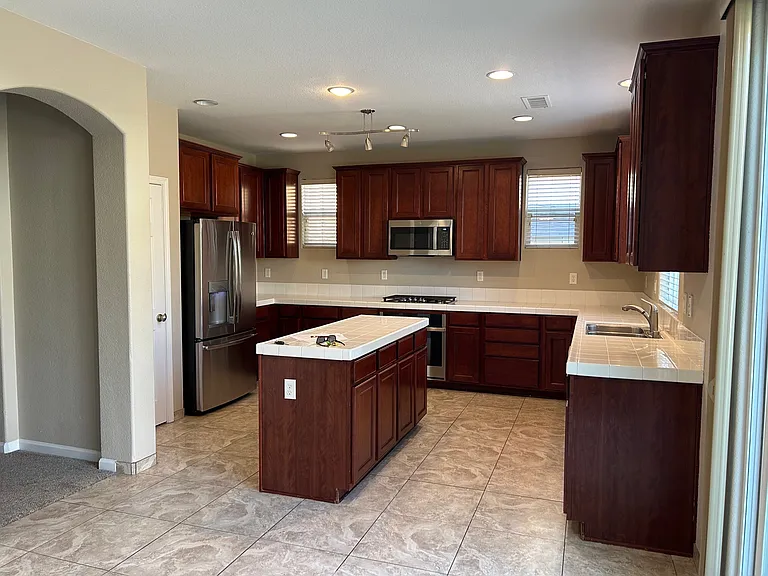 435 Stradella Ct — Photo 2