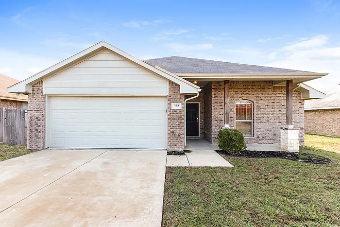 932 Haley Dr — Photo 1