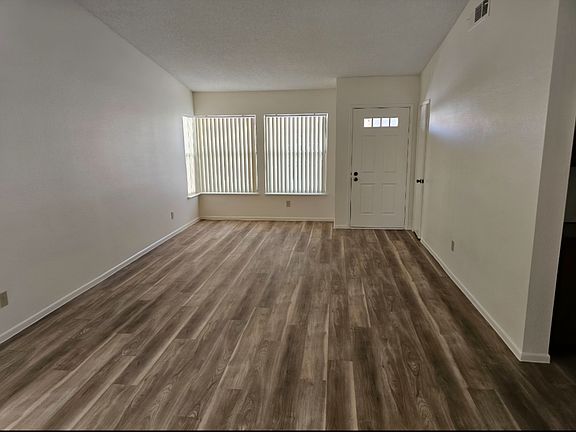 Living Room/Entry