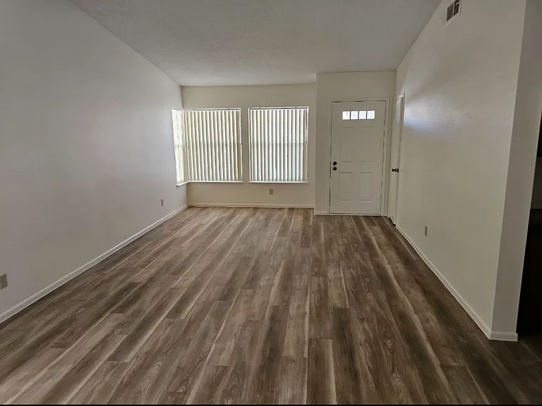 Living Room/Entry