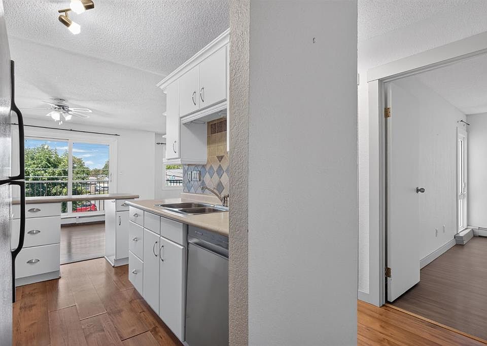 1st image of 809 E 4th St NE #202