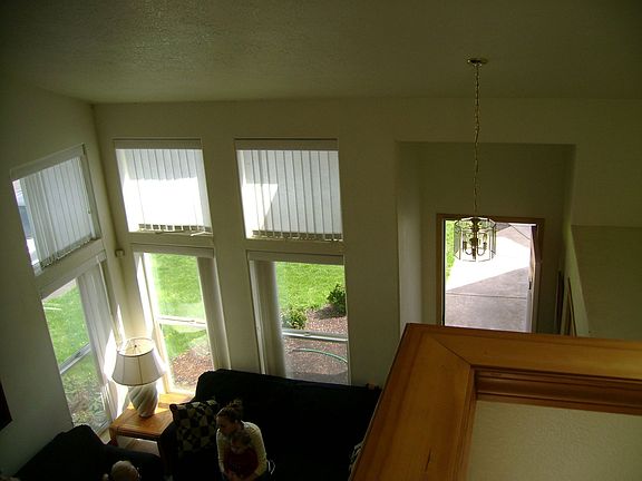 Family room w/vaulted ceiling