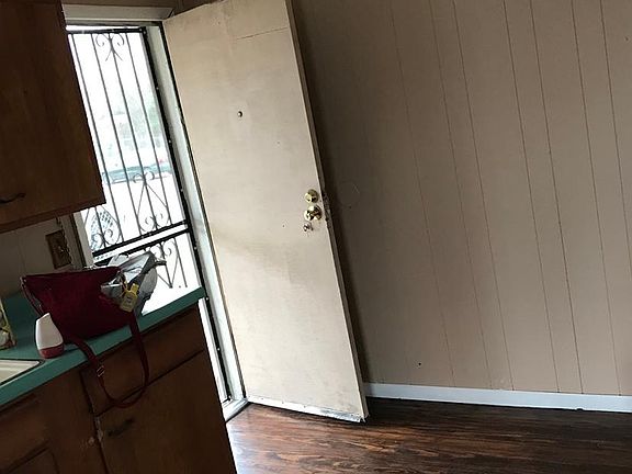 4th image of 3110 W Poplar St