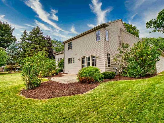 3rd image of 2695 Parkwood Dr