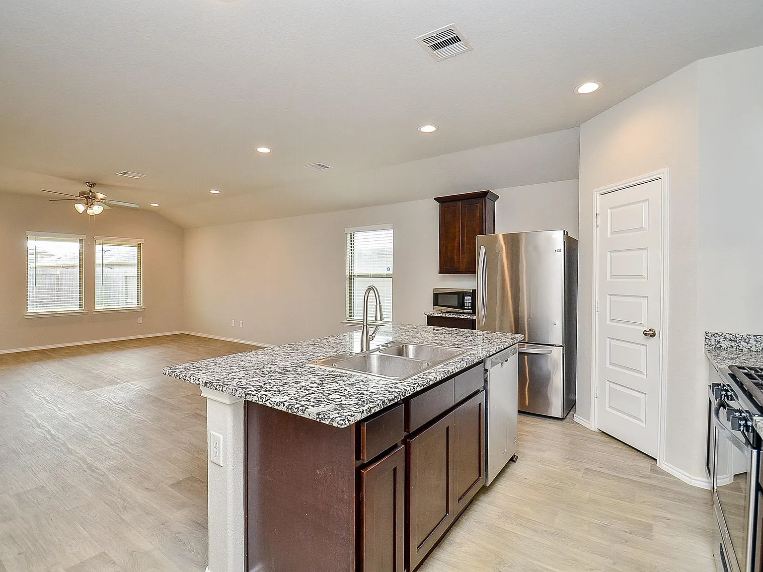 4 bed, 2.0 bath, 1614 sqft, $2,100 — Photo 4
