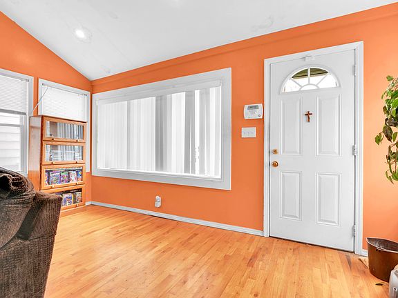 5th image of 22137 Davenport Ave