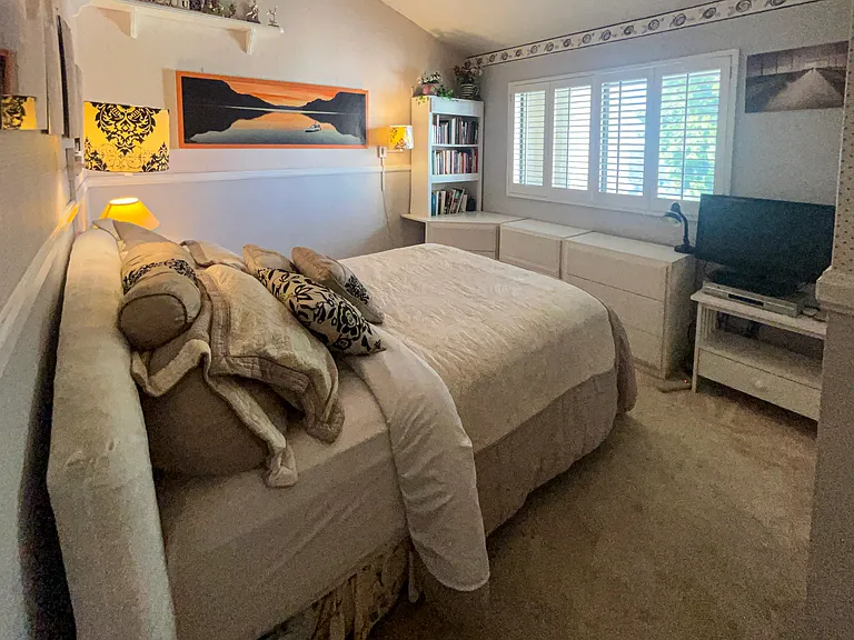 Bedroom #2, Queen size bed