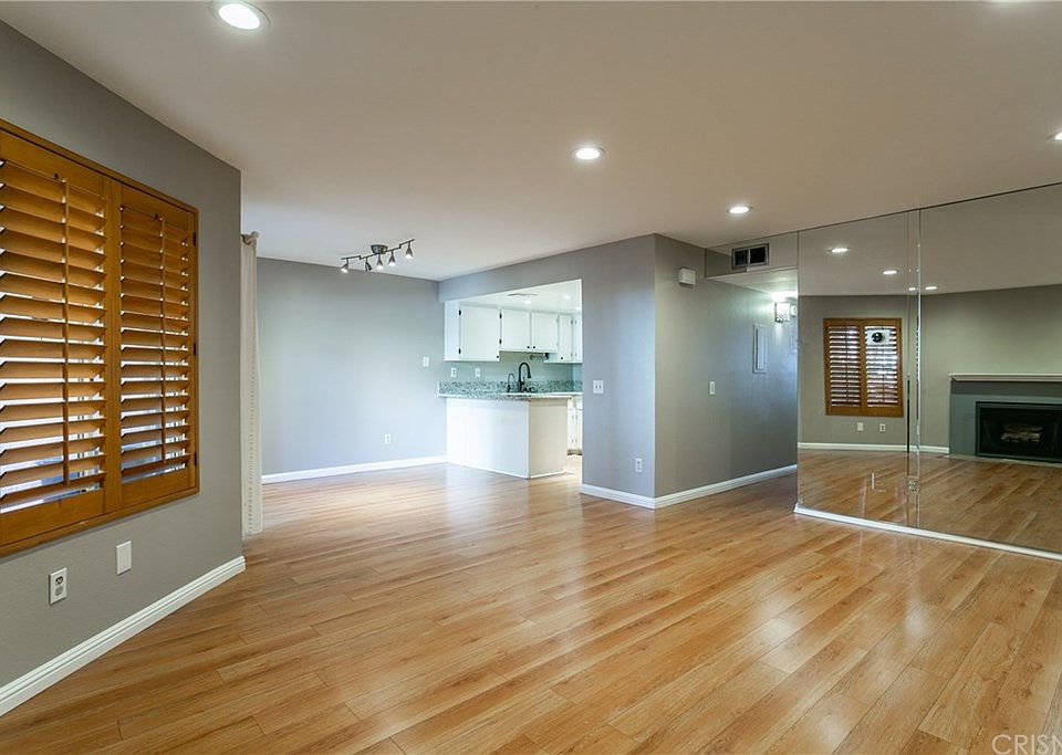 1st image of 18408 Hatteras St Unit 11