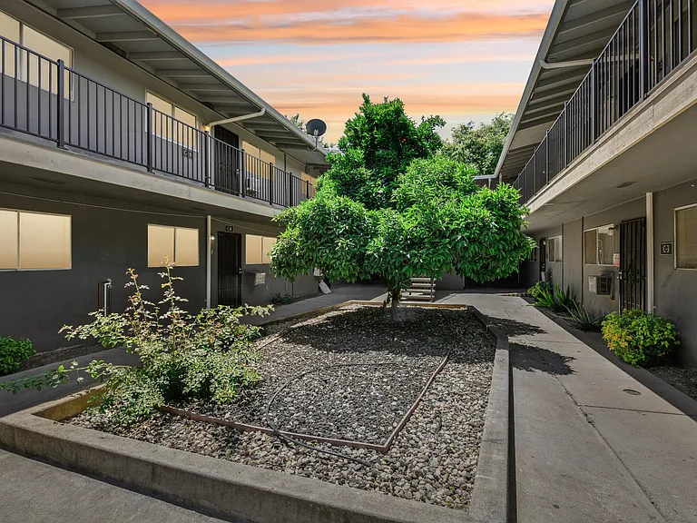 ROCKINGHAM APARTMENTS — Photo 1