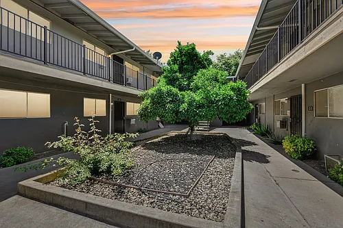ROCKINGHAM APARTMENTS Photo 1