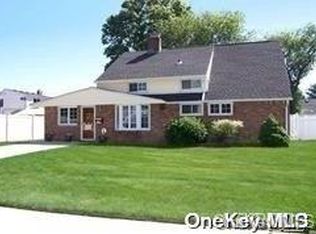 174 Scooter Ln, Hicksville, NY
