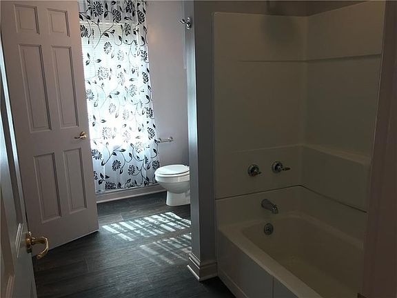 5th image of 139 Claremont Ln