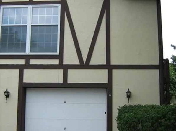 416 Saint Johns Rd APT A, Woodstock, IL 60098