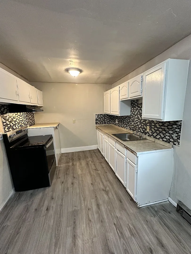 Lovey Two Bedroom One Bathroom — Photo 3