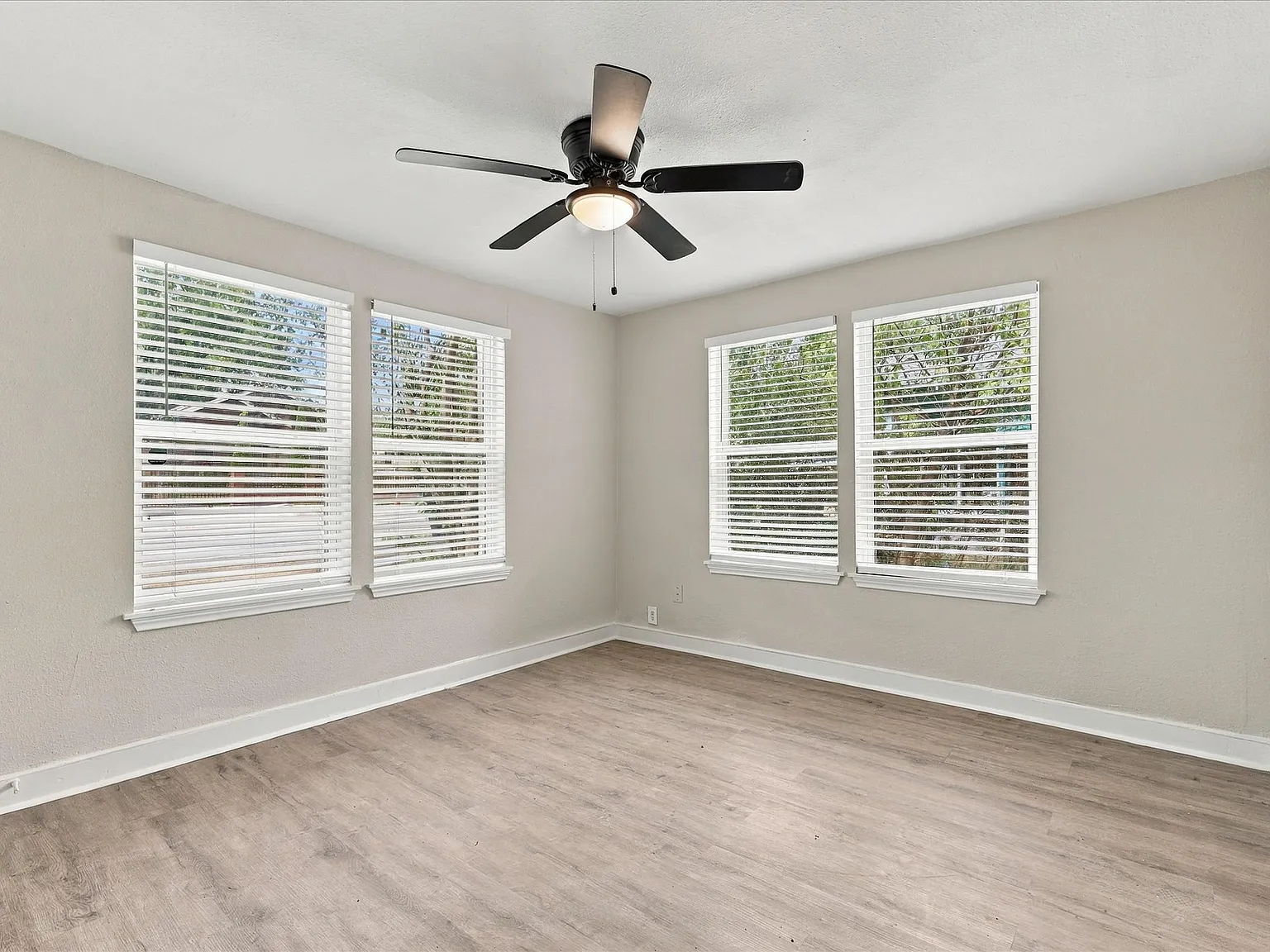 3 bed, 960 sqft, $1,750 — Photo 3