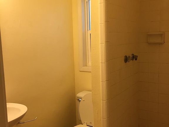 3rd image of 820 E Walnut St APT A