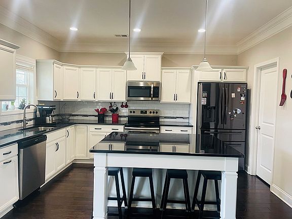 3rd image of 207 Amberley Ct