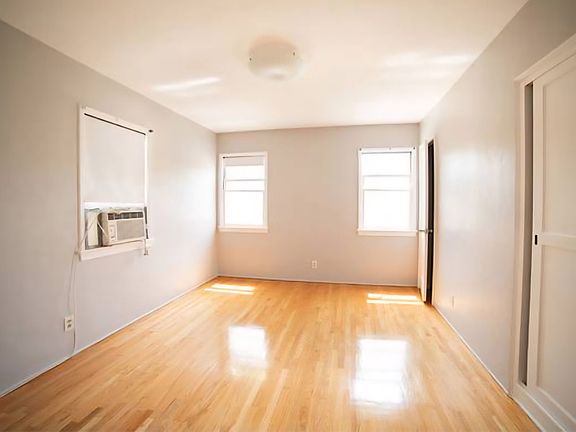 3rd image of 1188 Myra Ave