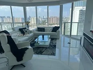 La Perla Condo — Photo 2