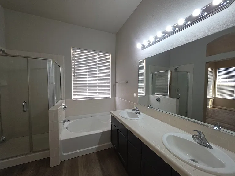 918 Desert Breeze Way — Photo 4