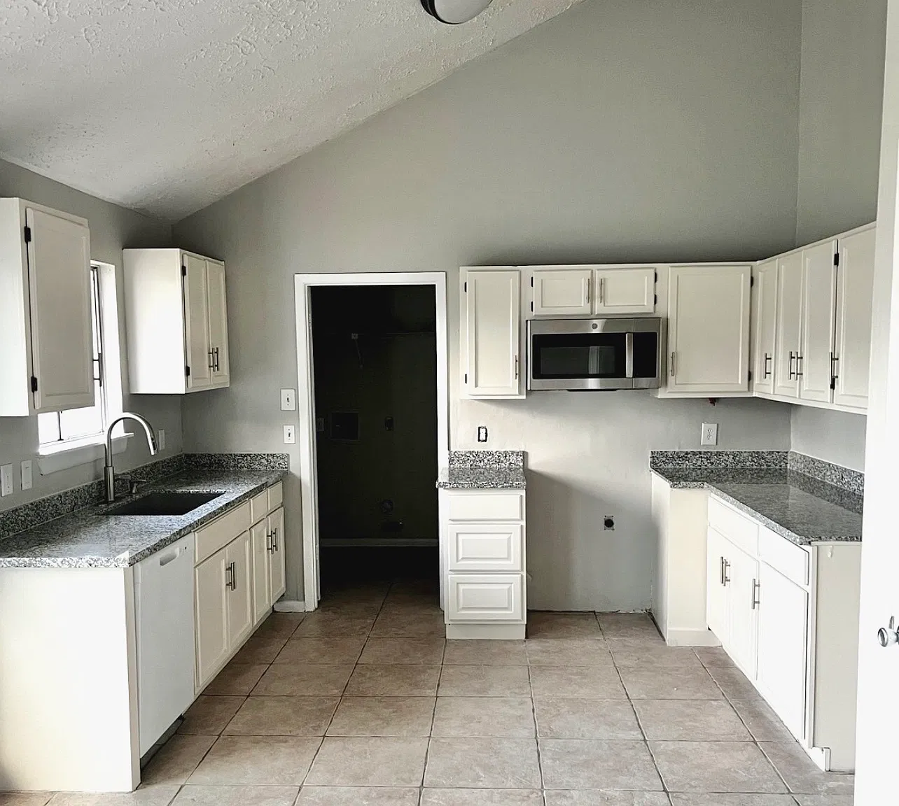 3 bed, 1422 sqft, $1,850 — Photo 4