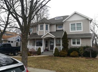 10 Brixton Rd, Old Bethpage, NY 11804