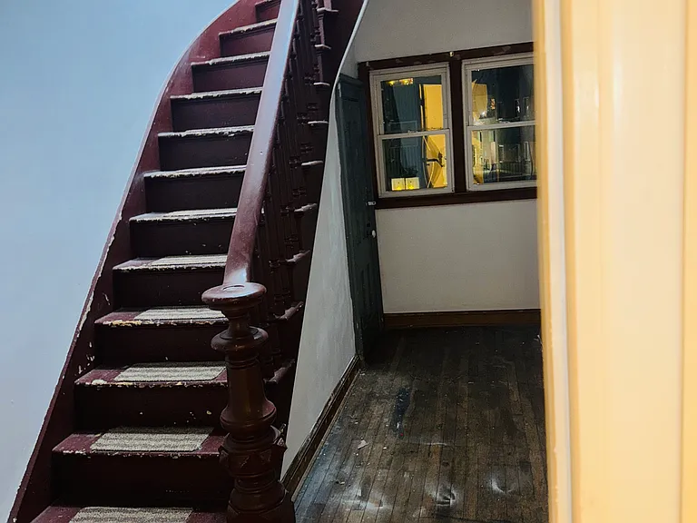 631 Center St — Photo 9