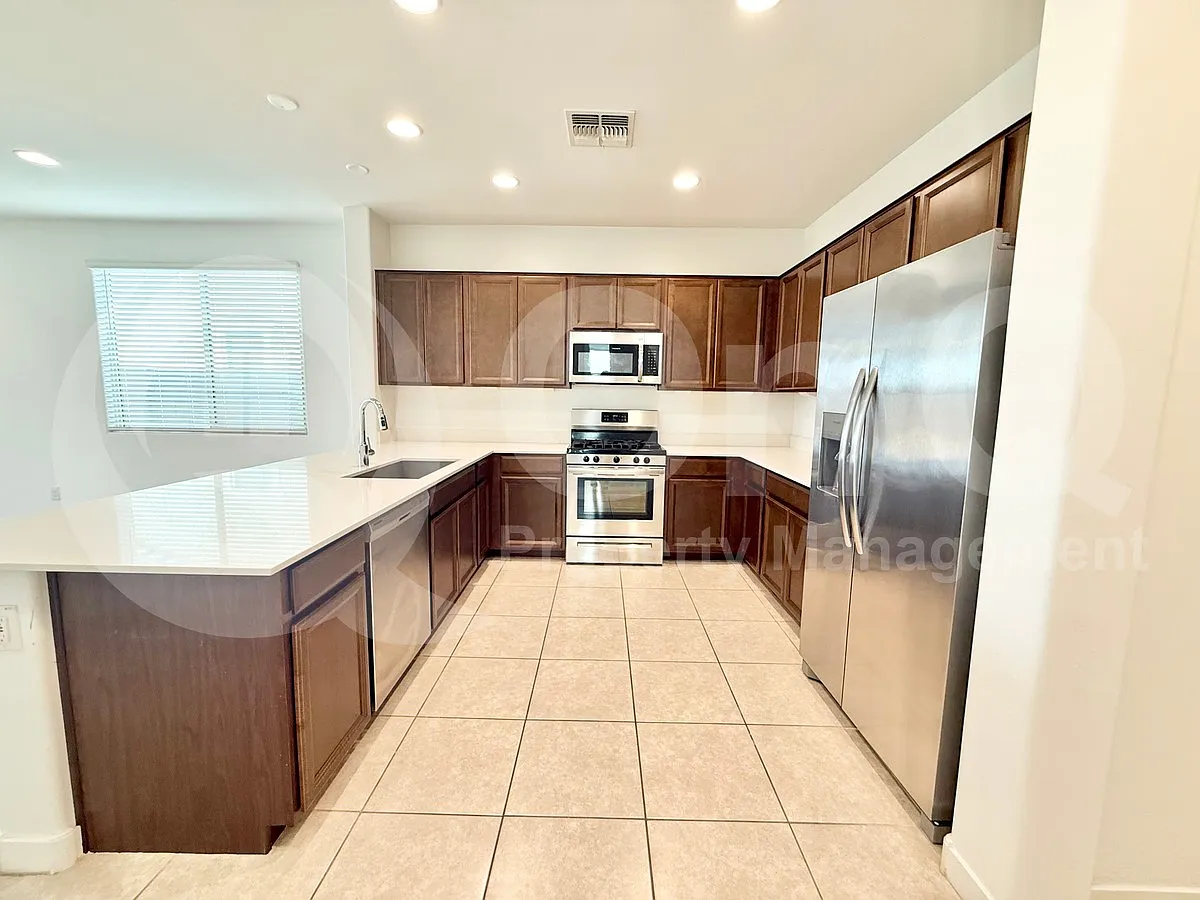 5 bed, 3.0 bath, 1968 sqft, $2,499 — Photo 4