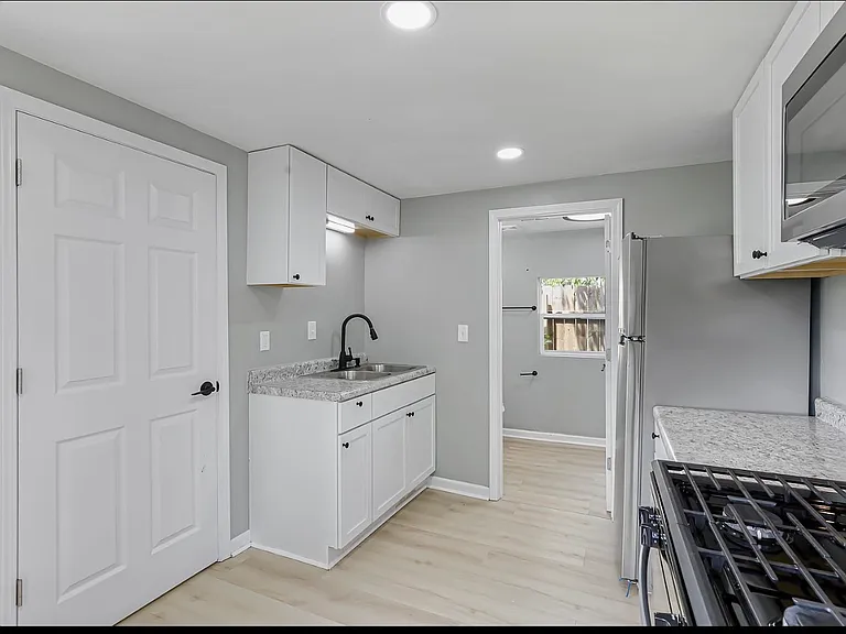 1341 Genessee Ave — Photo 13