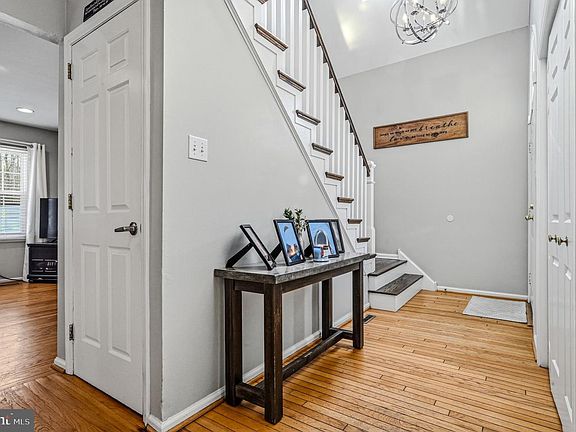 4th image of 21 Farmingdale Ln