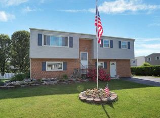2 Edgewood Dr, Mechanicsburg, PA 17055