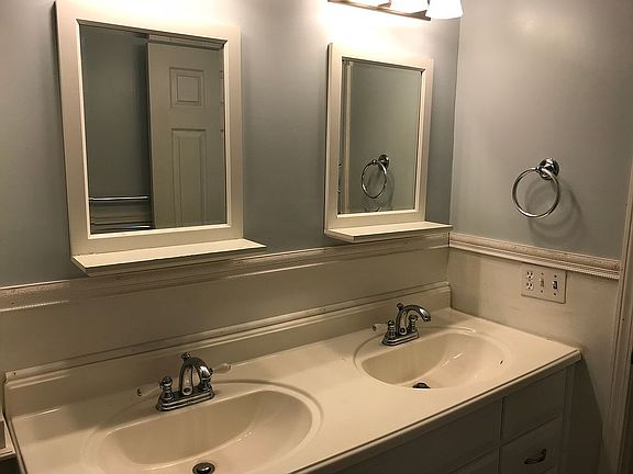 Main bathroom 