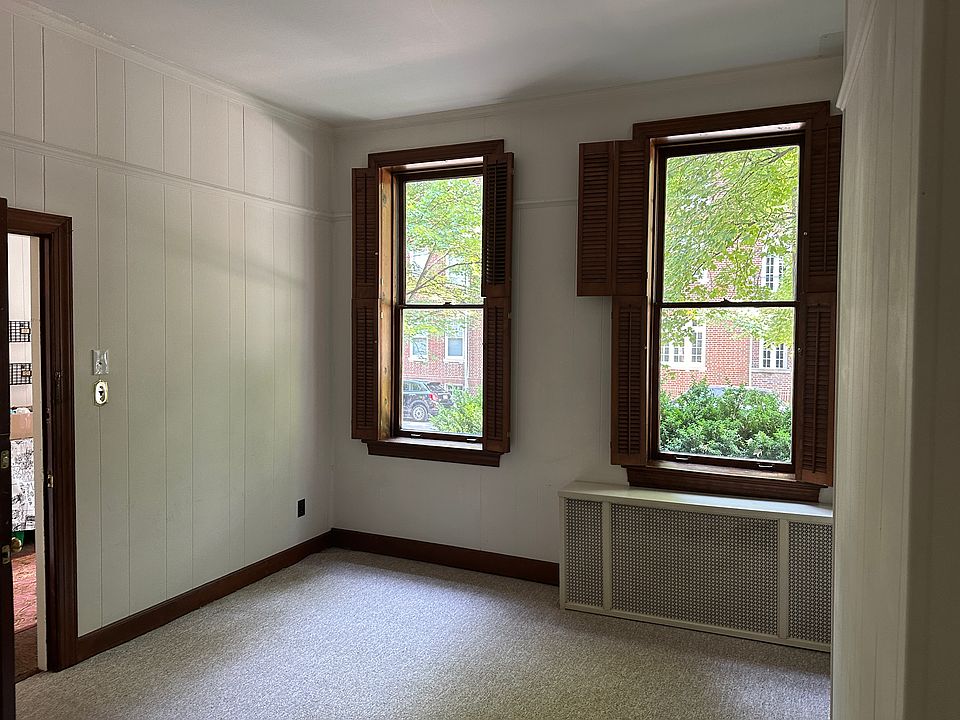 Living room off foyer looking outside.
Carpet and high ceilings. Windows have shutters to close for privacy. RADIATOR HEAT is included in rent