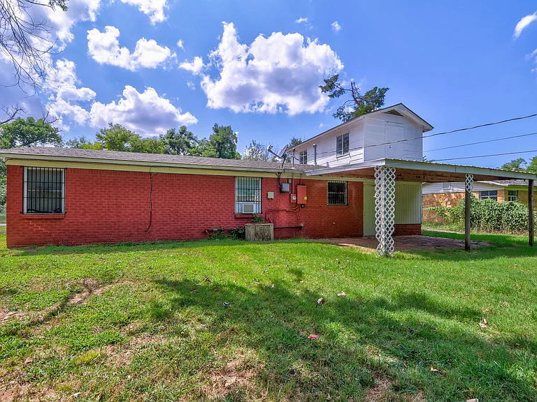 1904 Cherry Ln — Photo 4