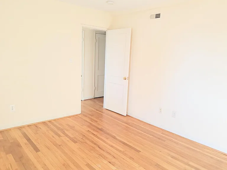 319 12th St NE #5 — Photo 7