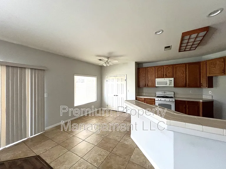 1003 Duxbury Ct — Photo 7