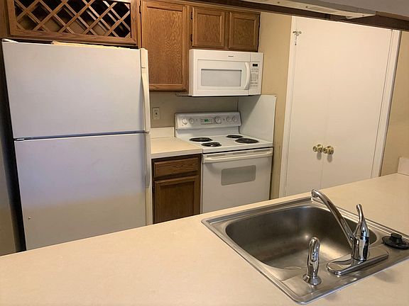 2nd image of 907 Binbrook Dr