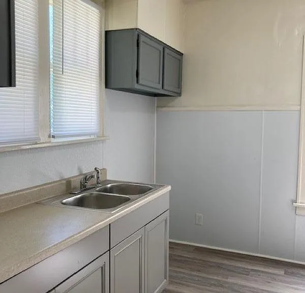 602 E Republic St — Photo 2