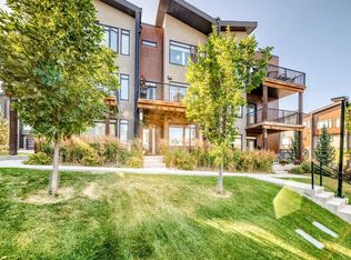 17 E Royal Elm Way NW, Calgary, AB T3G 5M2