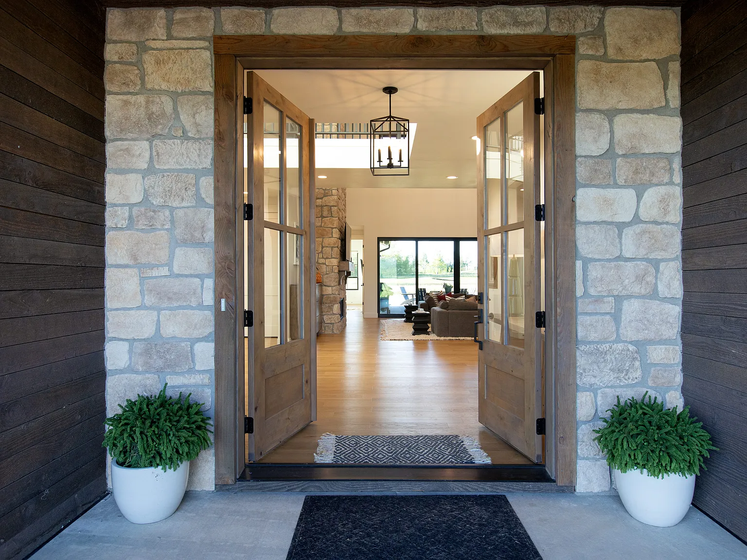5 bed, 5.5 bath, 4000 sqft, $8,500 — Photo 1