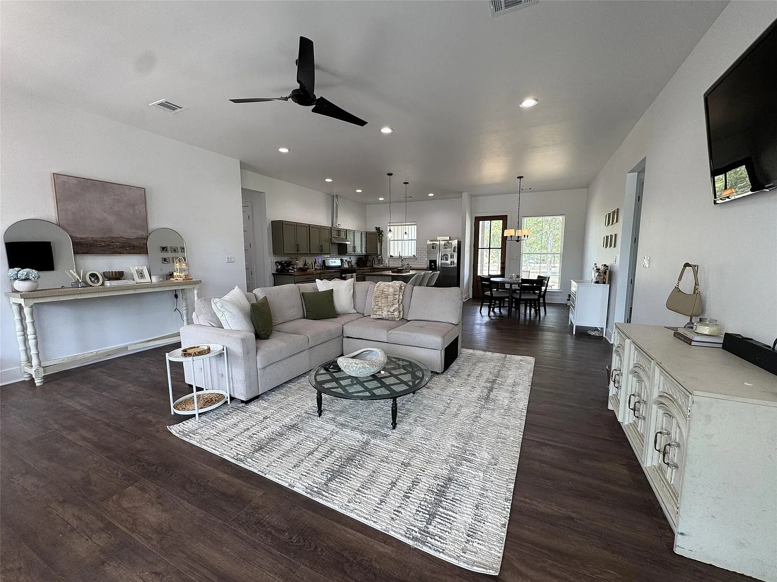 3 bed, 2.0 bath, 2500 sqft, $2,200 — Photo 3
