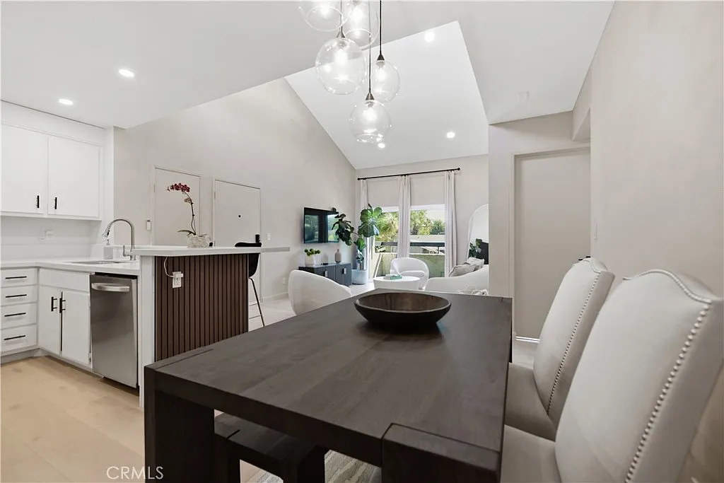 3 bed, 1007 sqft, $3,150 — Photo 4