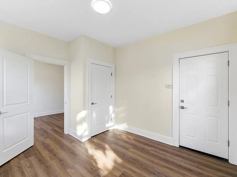 1 Bay Ave #2L — Photo 7