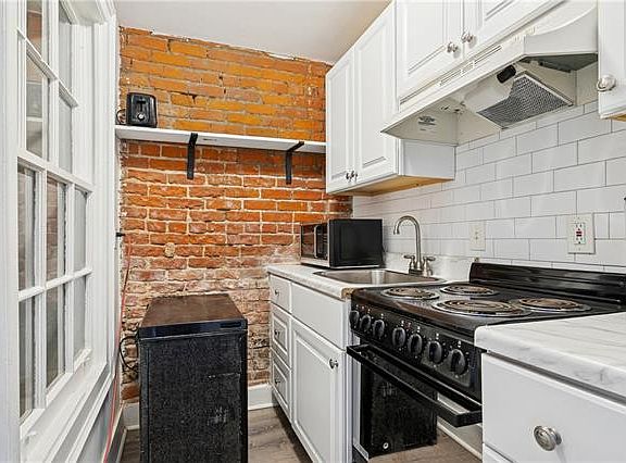 4th image of 807 Bourbon St #3-1C