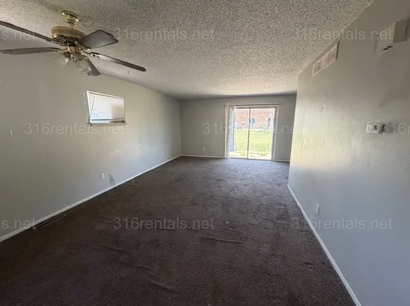 736 W 15th St, Newton, KS 67114
